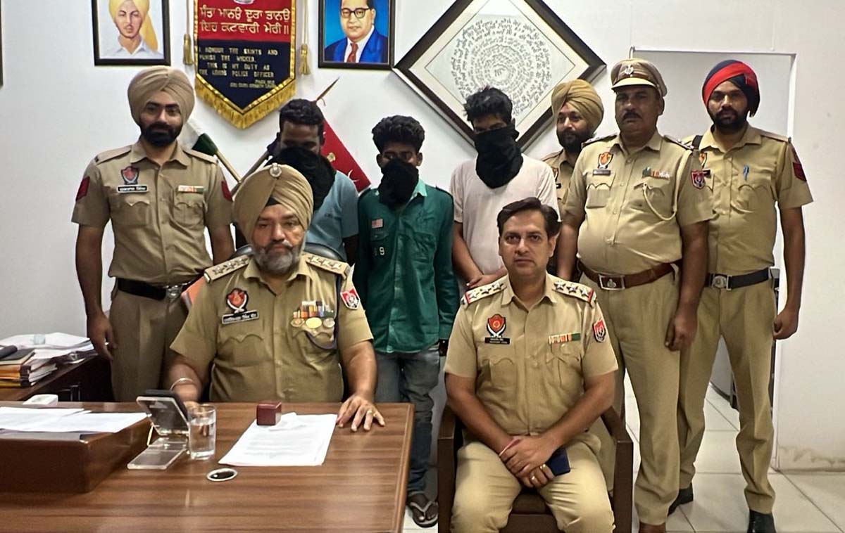 Mohali Police busts gang involved in loot-khoh and other crimes.